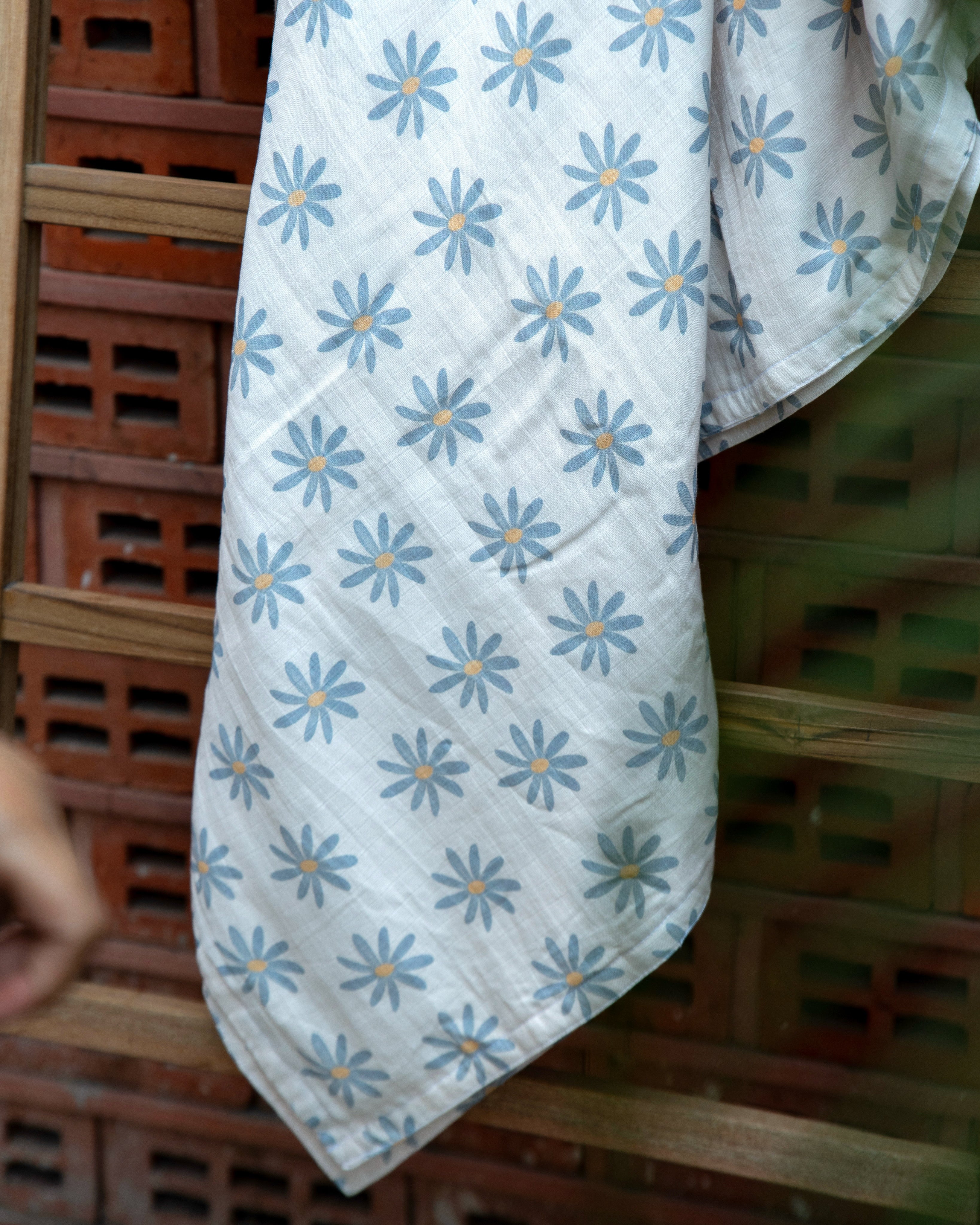 Pacino powder blue floral adult blanket